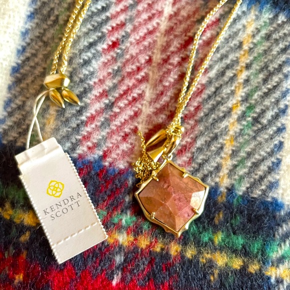 NWT Kendra Scott Arlet Gold Pendant Necklace in Pink Rhodonite - Picture 3 of 3